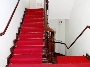Treppe mit Holzgeländer und Stuckverzierungen